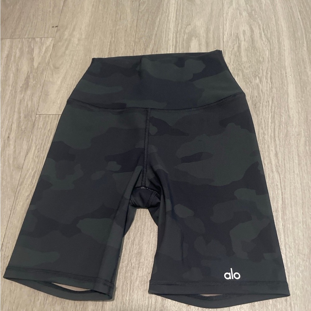 ALO Yoga Women's Black Camo Bike Shorts